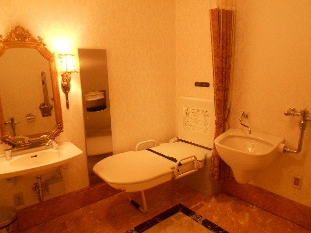 東京ディズニーランドホテル 宿泊施設 の 多目的トイレ 詳細 多目的トイレ バリアフリー 多機能トイレ