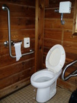 濤沸湖白鳥公園野鳥観察舎の多目的トイレ - 写真:1