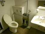 海浜幕張駅高架下の公衆トイレ（改修で余命宣告） - 写真:1